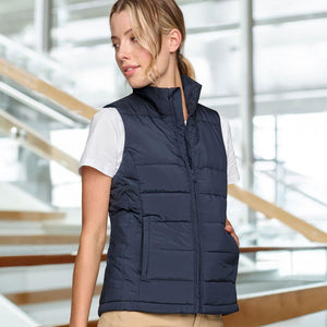 JK62_SUSTAINABLE INSULATED PUFFER VEST (3D CUT) Ladie's